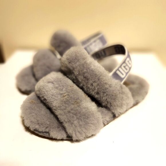 SPECIAL! Auth. Ugg "Oh Yeah" Gray Sheepskin Strap Sandals Girls Sz. 9 MSRP $129 - Picture 1 of 6